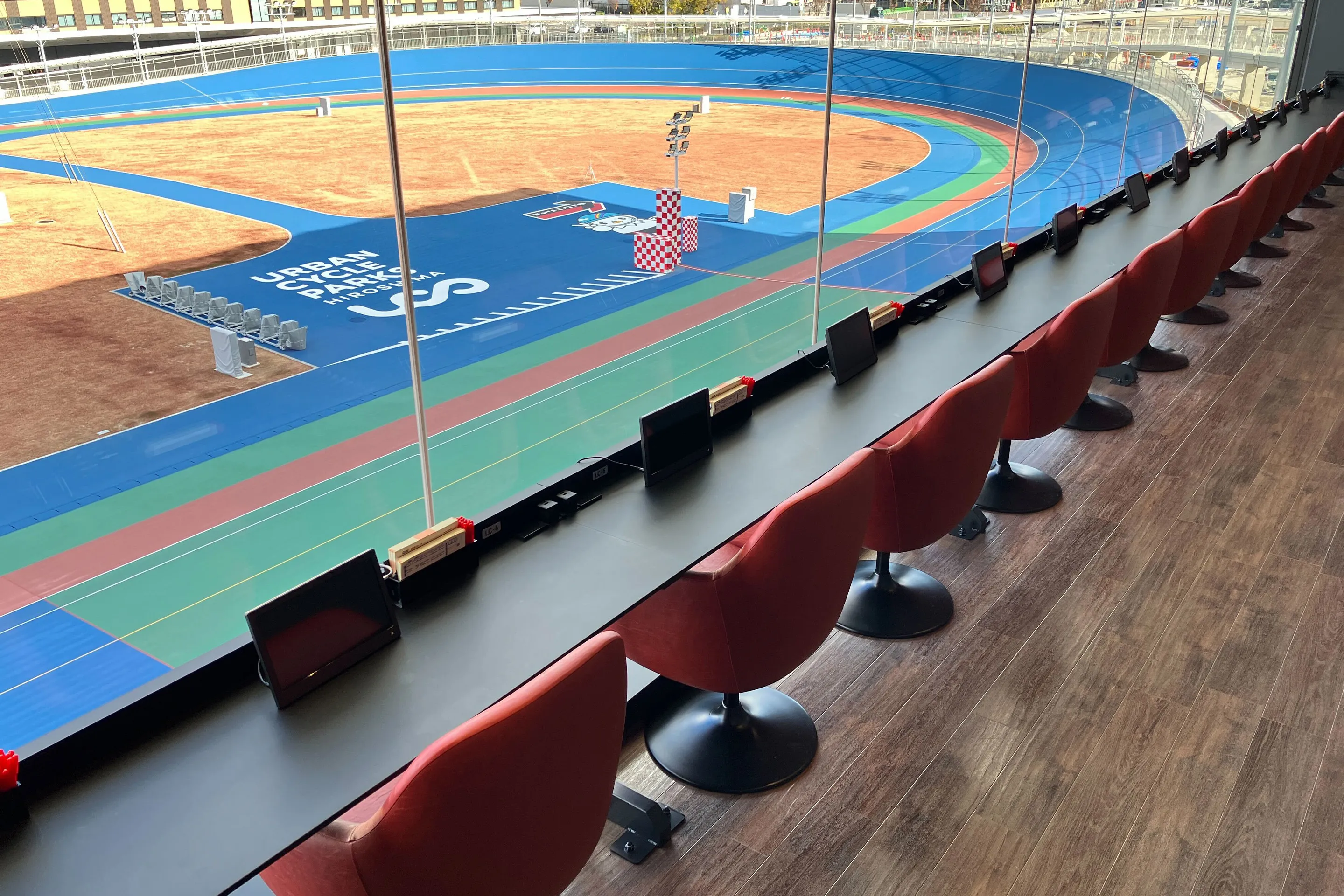 スタンド棟３階ラグジュアリーデッキ下