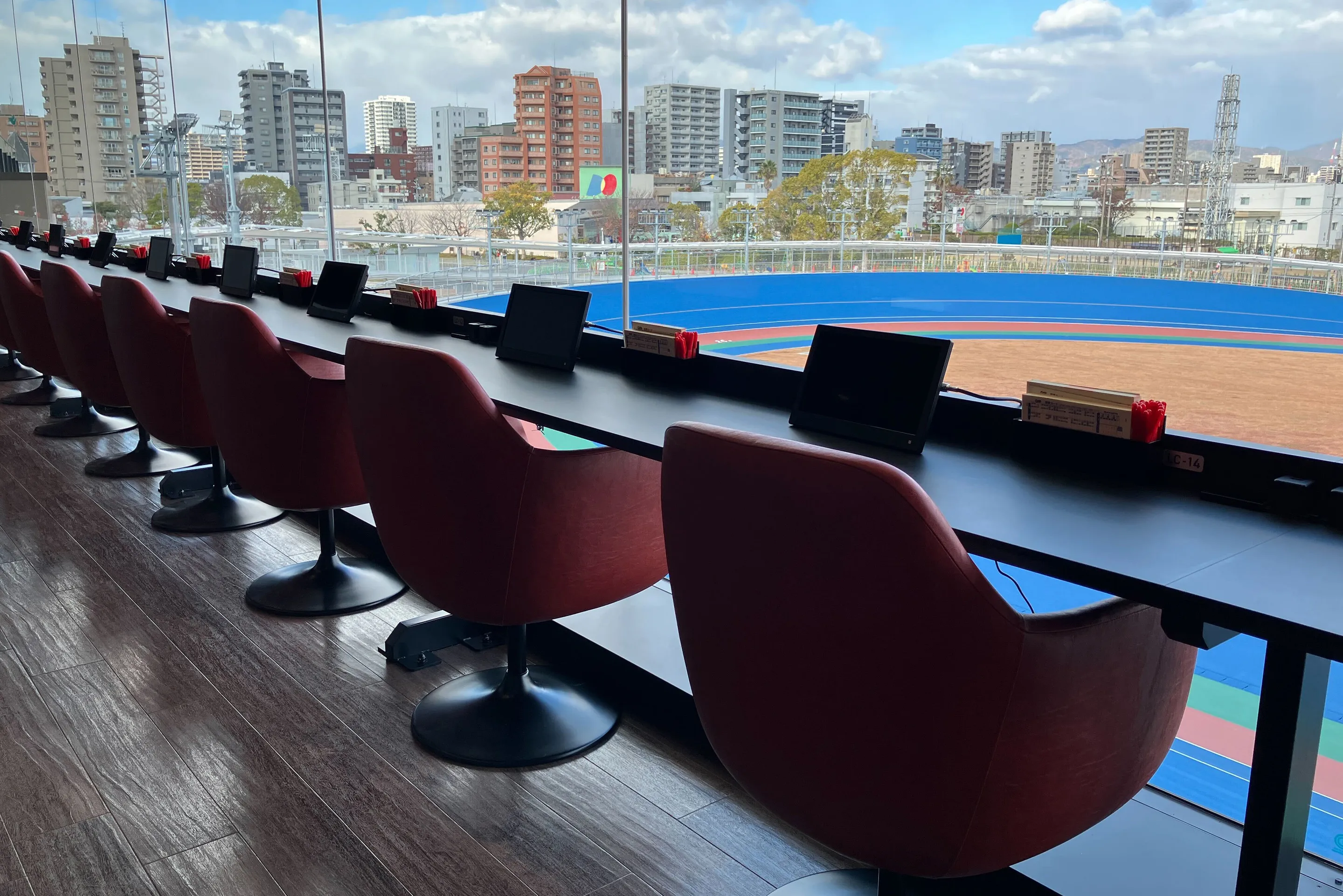 スタンド棟３階ラグジュアリーデッキ下